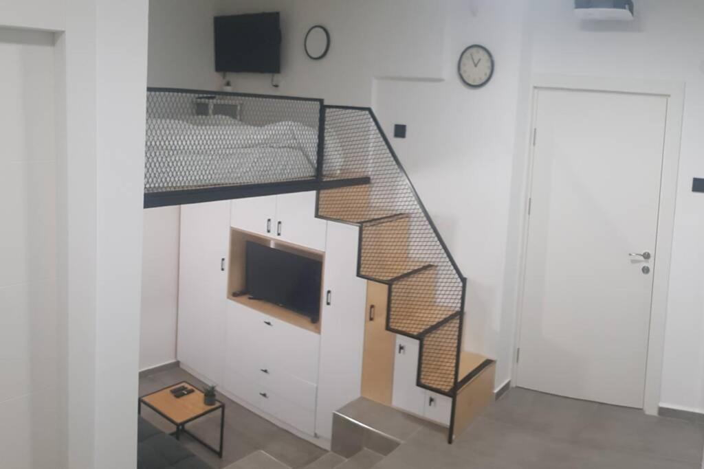 Centrally-Located Quiet Cozy Loft Apartment بئر السبع المظهر الخارجي الصورة